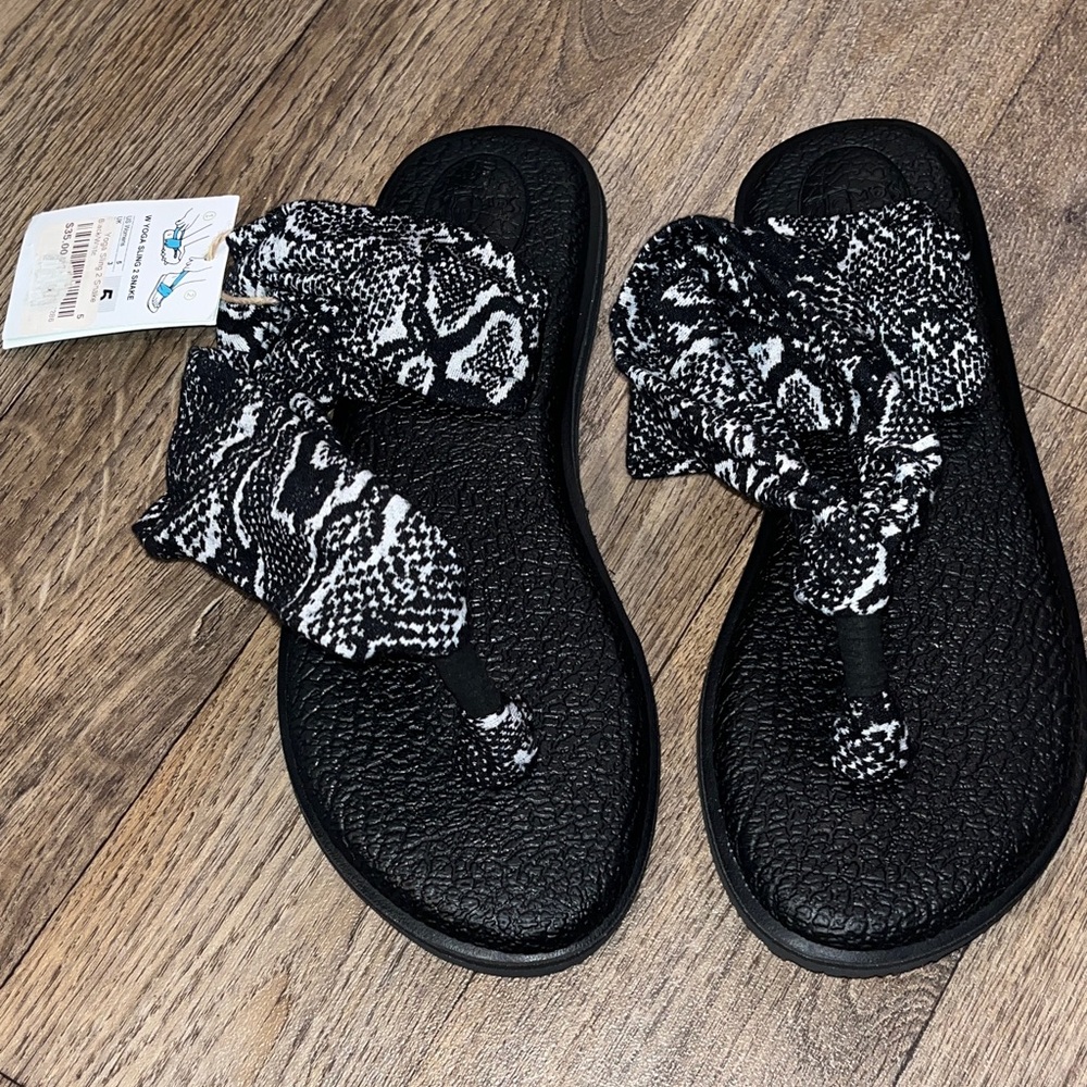 Sanuk women’s size 5 yoga sling black/white sandal new w tags